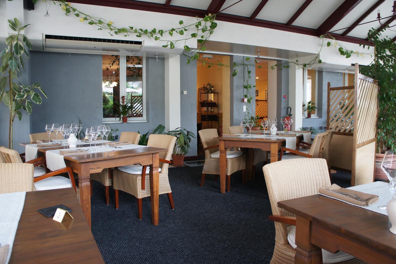 Hotel Restaurant La Goutte Noire Chateaumeillant Luaran gambar