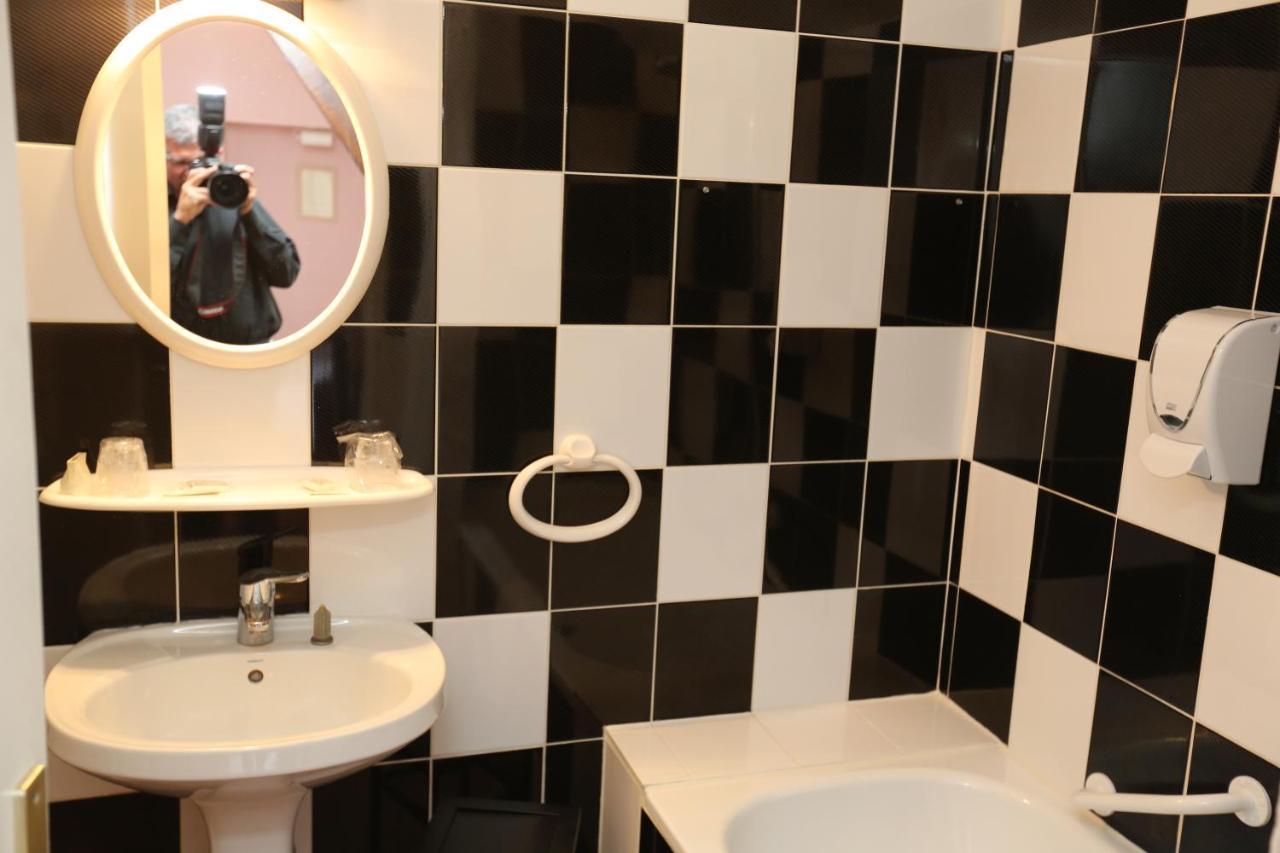Hotel Restaurant La Goutte Noire Chateaumeillant Luaran gambar